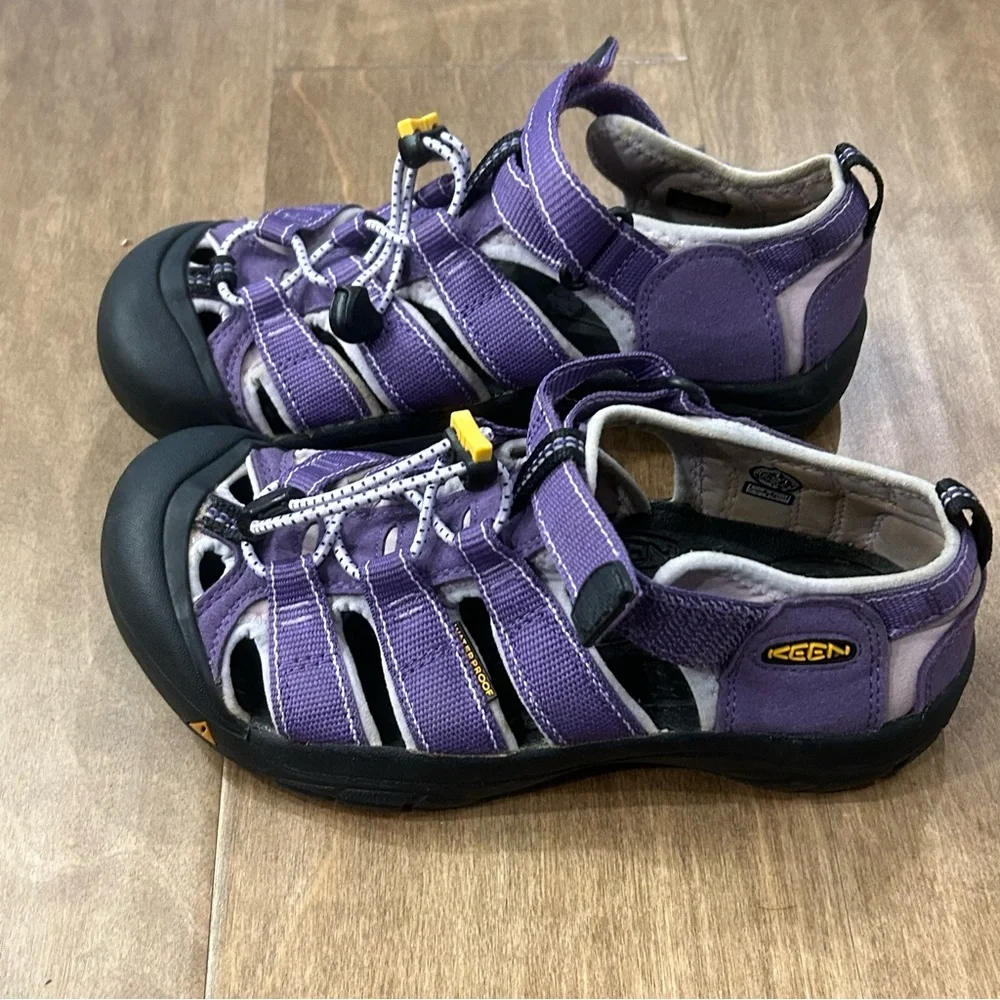 Keen youth Kids Purple Outdoor Sandal - Sporty Closed-Toe Water Shoe 4
